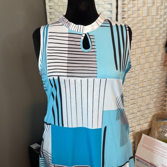 Sleeveless keyhole-detailed dress - Picture 1 of 12